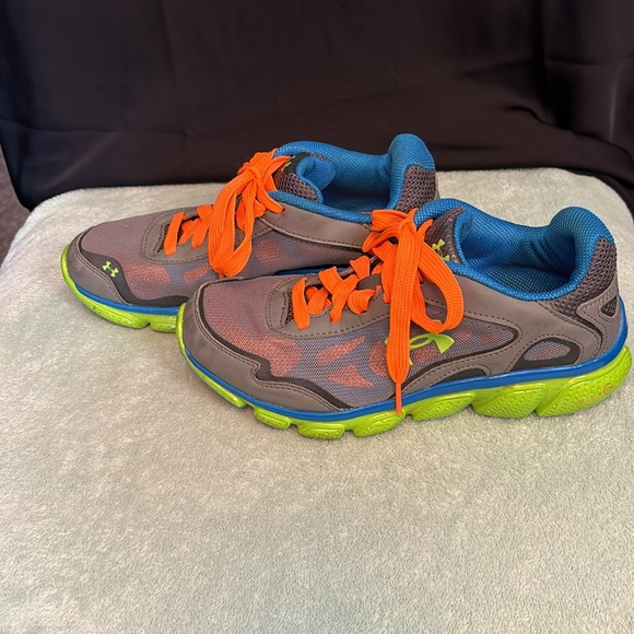 Under Armour Sneaker size 4Y - Picture 3 of 5